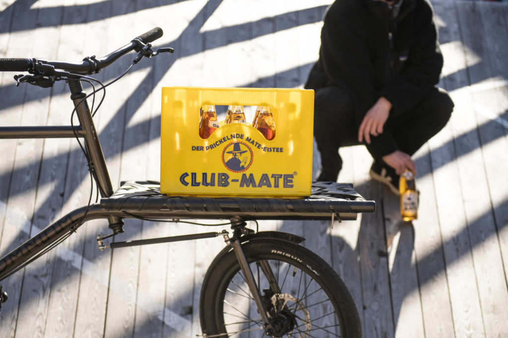 Club-Mate kassi á hjóli