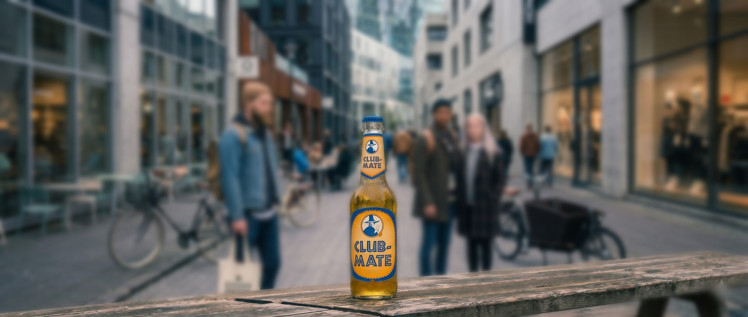 Club-Mate flaska á bekk í miðbænum
