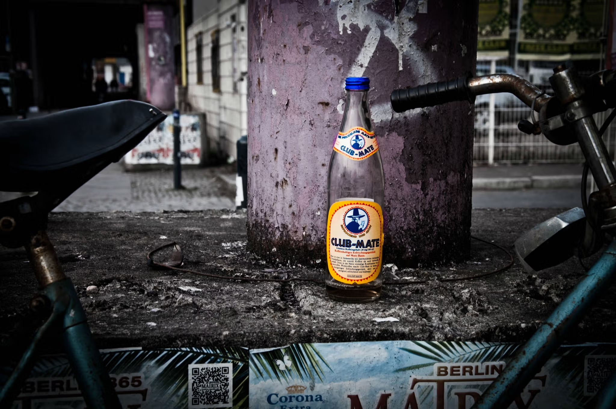 Fjórar Club-Mate flöskur og gulur kassi