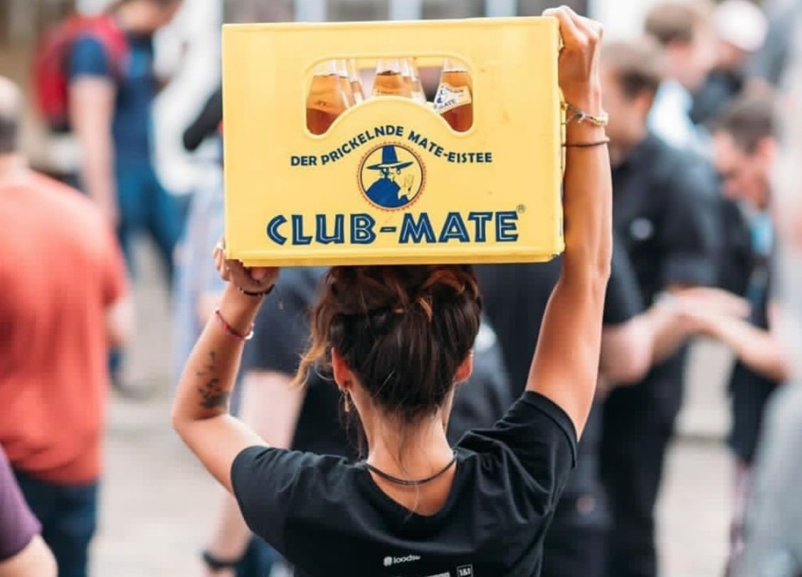 Gulur Club-Mate kassi borinn yfir mannfjölda
